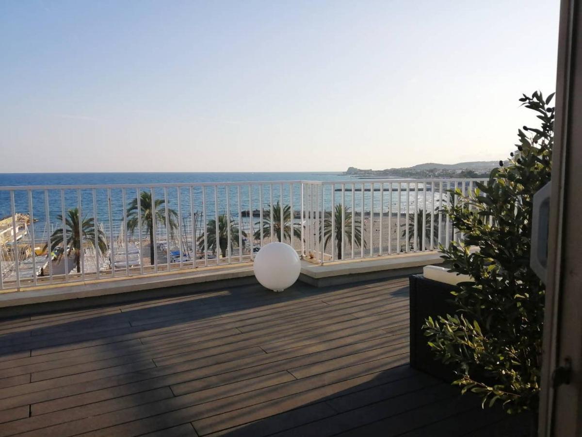 Atico Con Fantasticas Vistas Al Mar Y La Iglesia Appartement Sitges Buitenkant foto