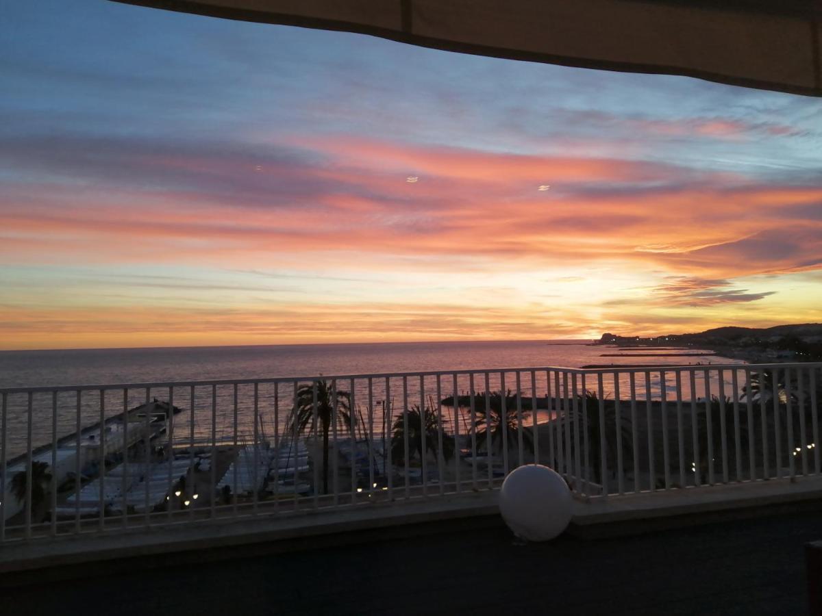 Atico Con Fantasticas Vistas Al Mar Y La Iglesia Appartement Sitges Buitenkant foto