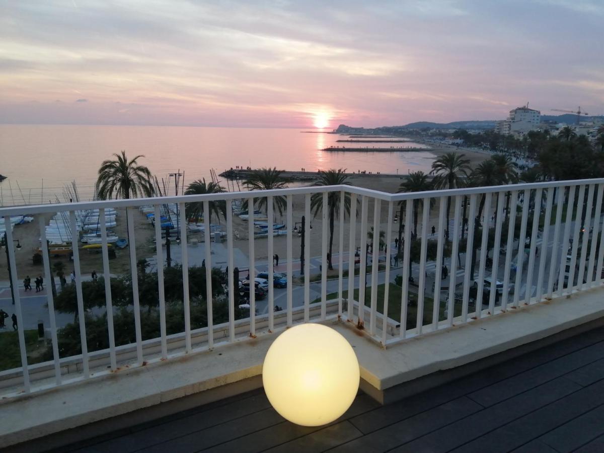 Atico Con Fantasticas Vistas Al Mar Y La Iglesia Appartement Sitges Buitenkant foto